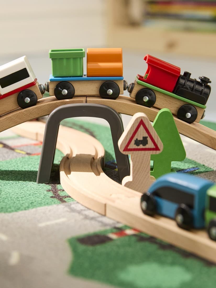 Kolejka LILLABO na dywanie.