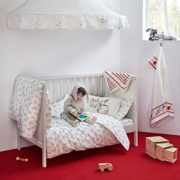 Kolekce dětského textilu RÖDHAKE s přátelským vzorem, postýlka, baldachýn a hračky