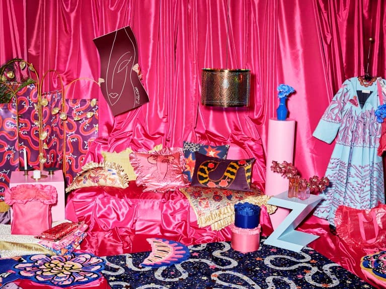 Kolekcja IKEA KARISMATISK: pudełko, materiały, poduszka, lustro.