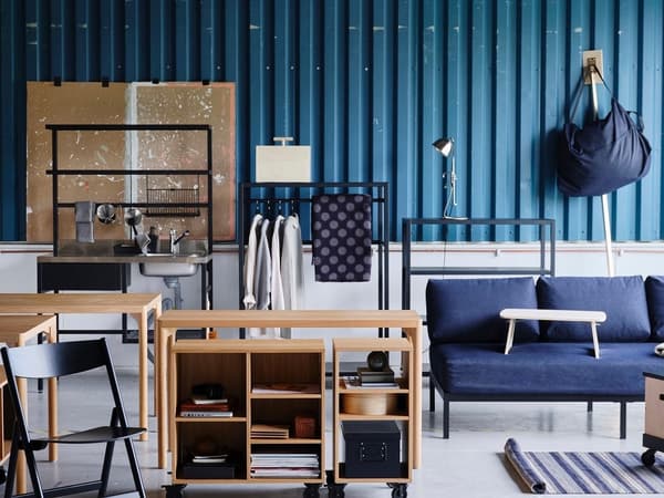 Kolekcja IKEA RÅVAROR: krzesło, sofa, dywan, torba.
