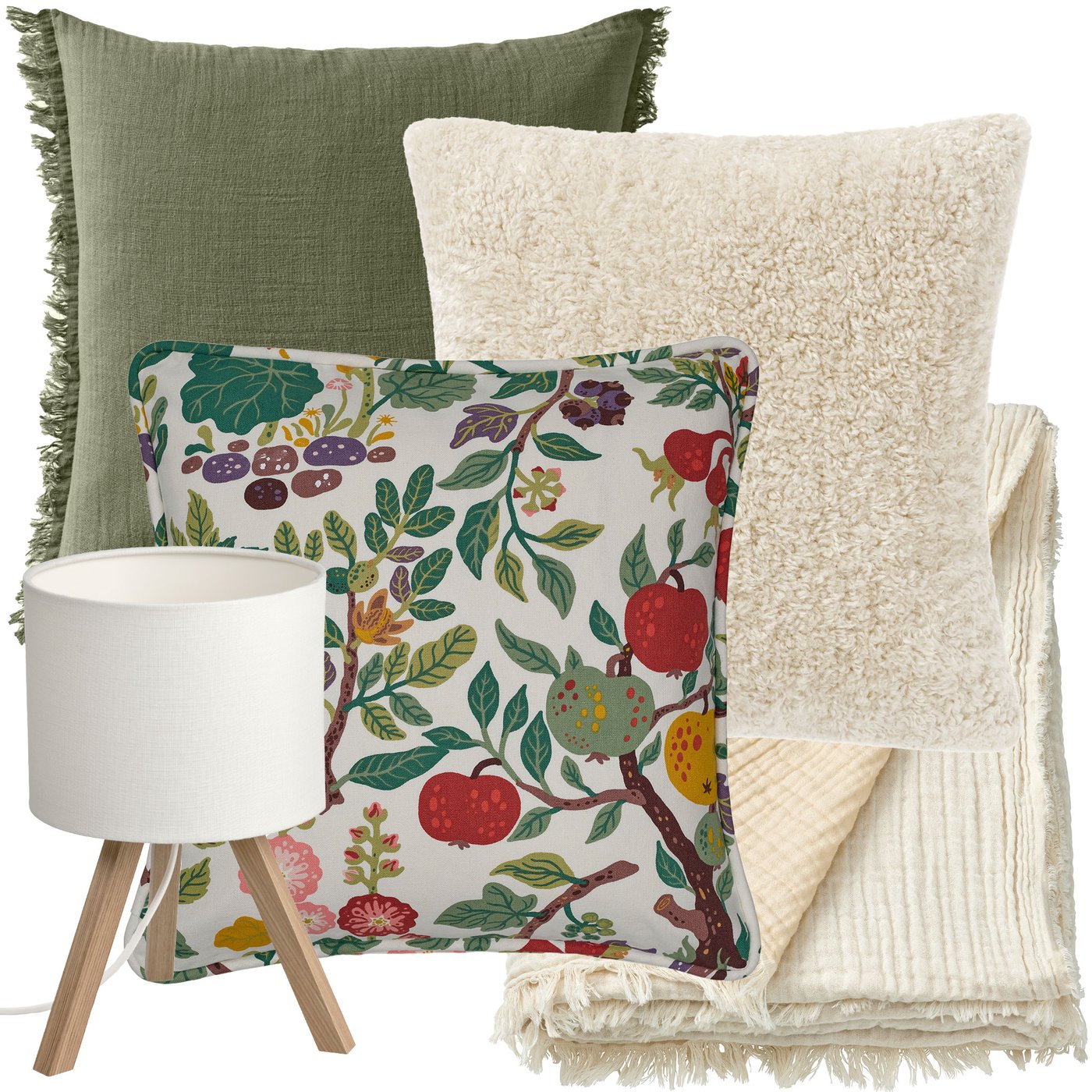 Kollagebild med tre kuddar i grön och beige färgskala varav en ör blommig, en ljusbeige filt och en bordslampa med träfot och vit skärm. 