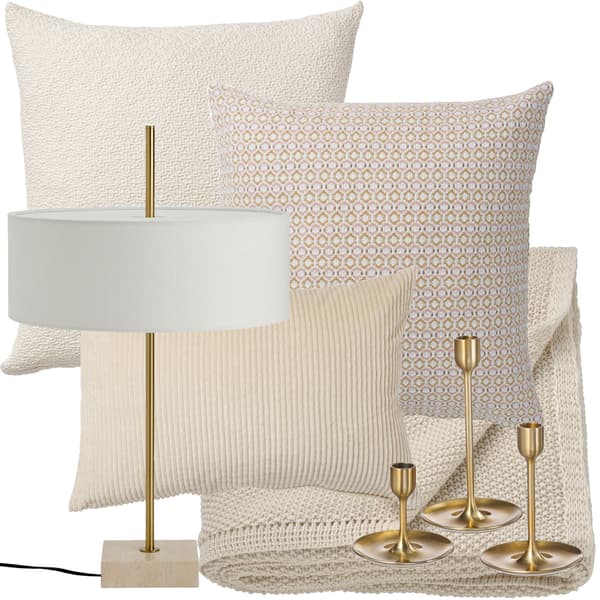 Kollagebild med tre kuddar i ljusbeige färgskala, en ljusbeige stickad filt, tre mässingsljusstakar och en lampa med mässingsfot.