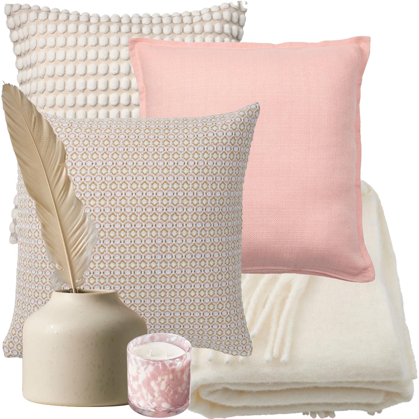 Kollagebild med tre kuddar i rosa färgskala, en ljusbeige filt, tre vaser i rosa och beige i olika storlekar.