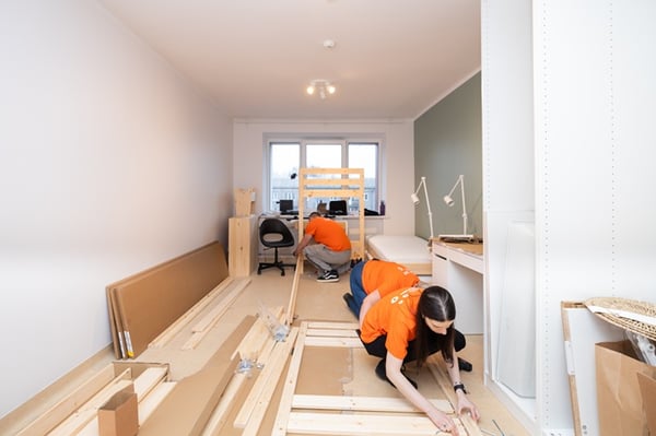 Команда волонтёров IKEA собирает мебель и обустраивает помещение.