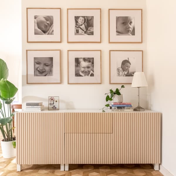 Kombinacja szefek BESTÅ z szufladami i drzwiami BJÖRKÖVIKEN w kolorzebrzozowym.