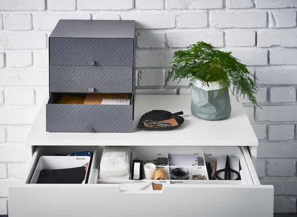 Kommode im Eingangsbereich mit KUGGIS Einsatz mit 8 Fächern in Weiß für Schlüssel, Post und andere Kleinigkeiten.