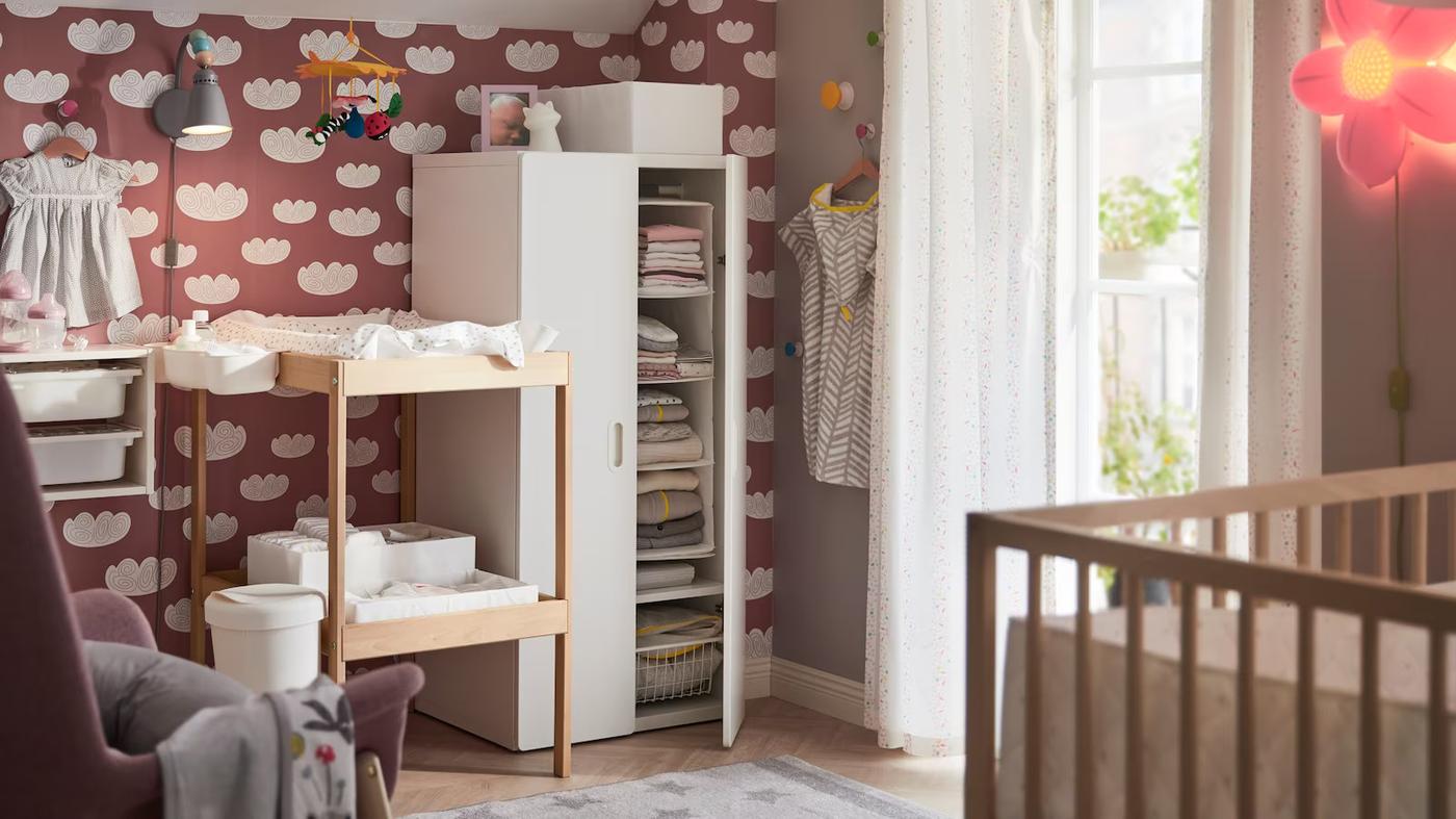 komoda do przewijania, łóżeczko i szafa w pokoju niemowlaka