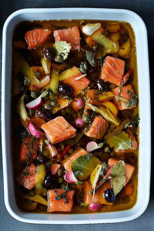 Konfitovaný losos s feniklom a omáčkou aioli.