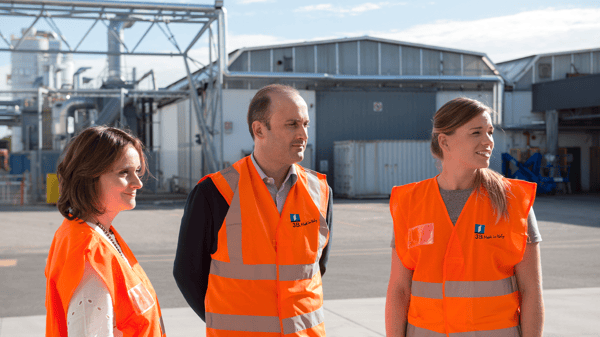 コンテナヤードの近くで3人が談笑している