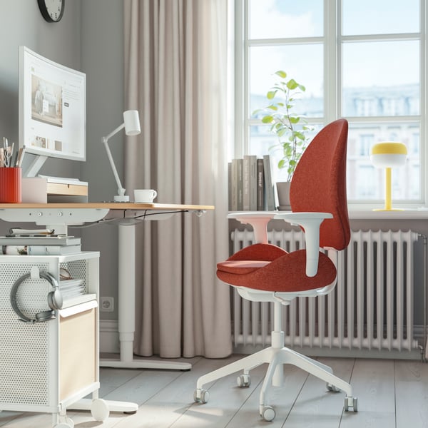 Kontorstol ved arbejdsområde