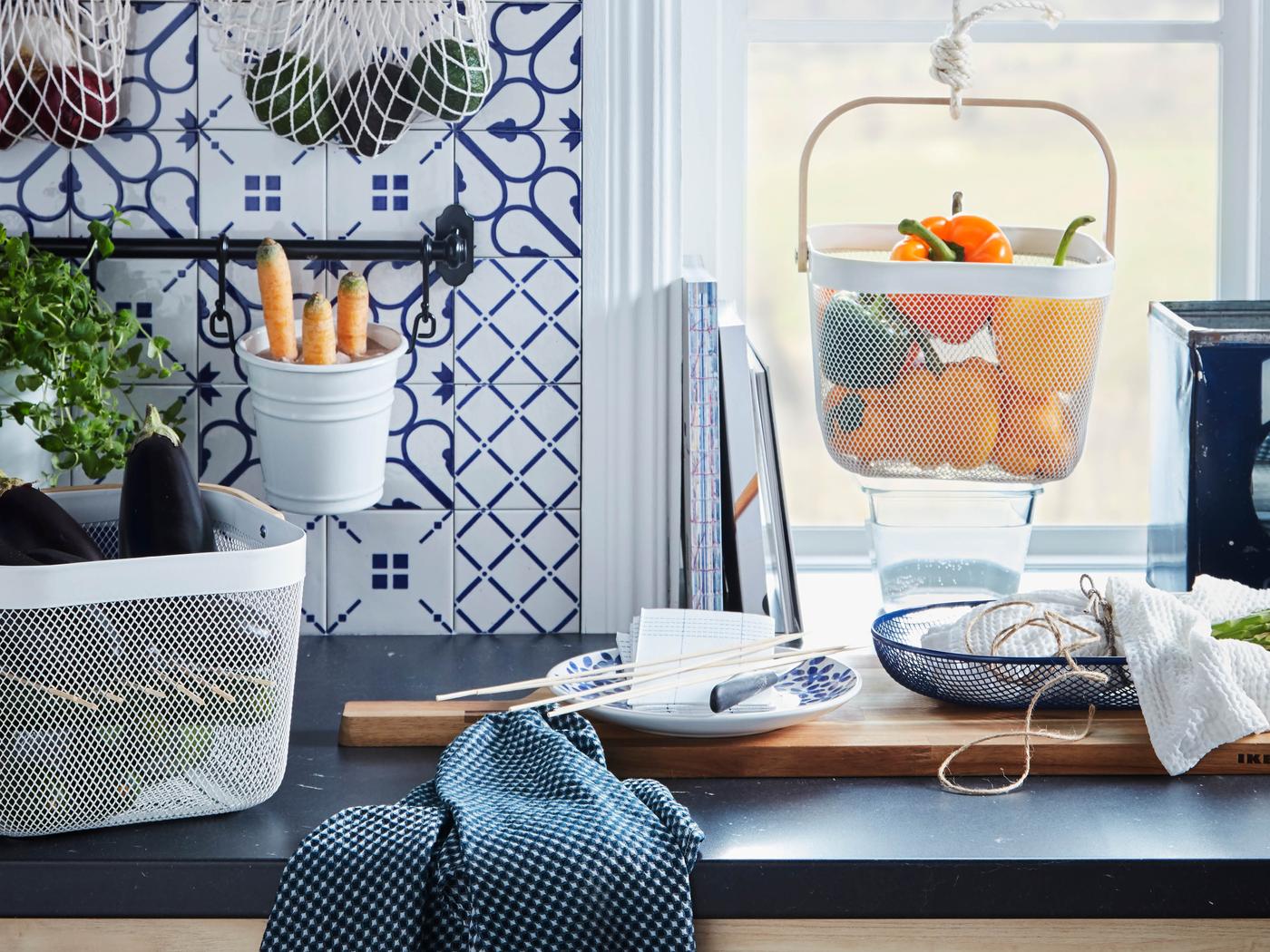 Konyhai munkalap, különböző terményekkel függő és álló tárolókban, mint a KUNGSFORS hálók és RISATORP kosarak.