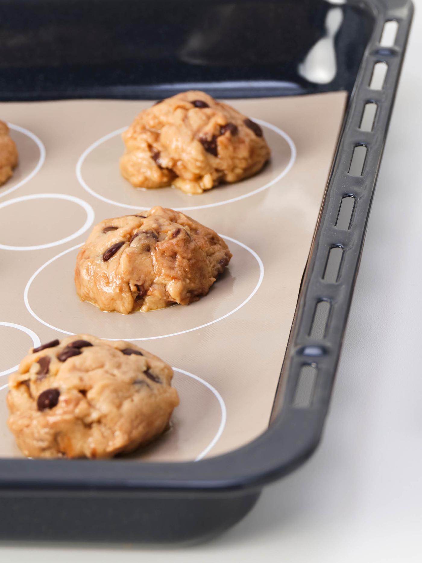 Kopečky těsta na sušenky na plechu na pečení HEMMABAK a podložce na pečení BAKTRADITION.