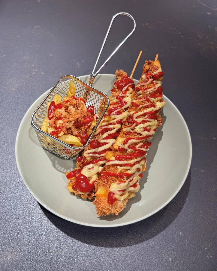 Korean Corn Dogs mit Gochujang-Ketchup & Sas Senap Kewpie Mayo auf einem hellgrünen FÄRKLAR Teller