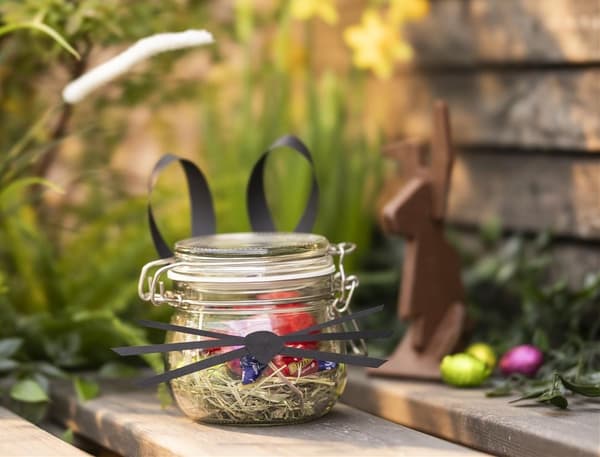 KORKEN Vorratsglas mit Hasenverzierung als Osternest.