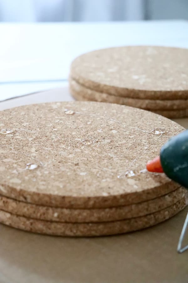 Korkplatten werden mit Heißkleber zusammen geklebt.