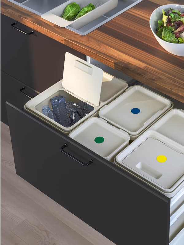 Koše na třídění odpadu HÅLLBAR v zásuvce.