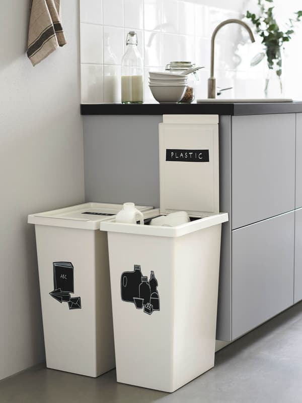 Koše s víkem FILUR vedle šedé kuchyňské skříňky.