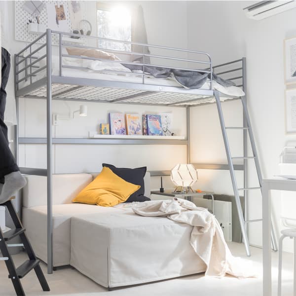 Kosongkan ruang lantai dengan katil loteng. Dengan rangka katil loteng SVÄRTA IKEA berwarna perak, anda ada ruang di bawahnya untuk meletakkan sofa.