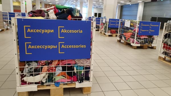 Kosze z ubraniami w Szafie Dobra