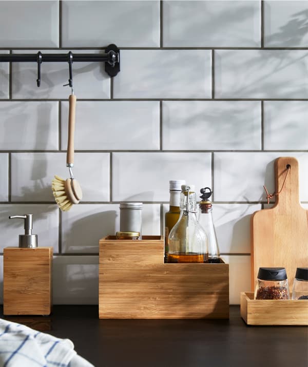 Kotak buluh semula jadi IKEA DRAGAN yang keras sangat sesuai untuk menyusun barang di atas permukaan kaunter dapur.