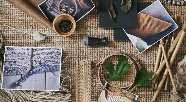 Ковер грубого плетения, на котором расположено несколько фотографий, а также использованы различные материалы, включая листья и шерсть.