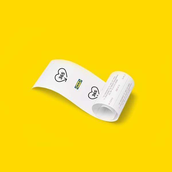 Kõver IKEA kviitung, millel on südamekujulised ikoonid numbriga 365, mis sümboliseerib 365-päevast tagastusõigust ja on asetatud erkkollasele taustale.