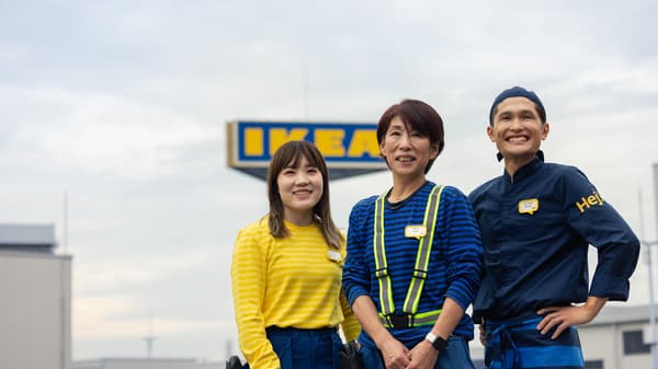 コワーカー3人が横並びで前を向いている様子