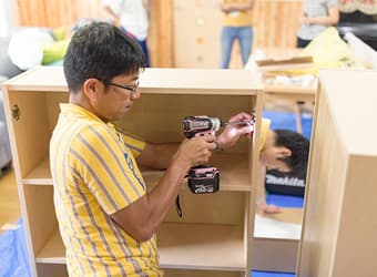 コワーカーが棚の作成中。