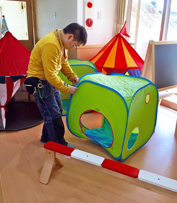 コワーカーがおもちゃを組み立て中。