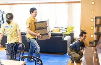 コワーカーが荷物を運んでいる。
