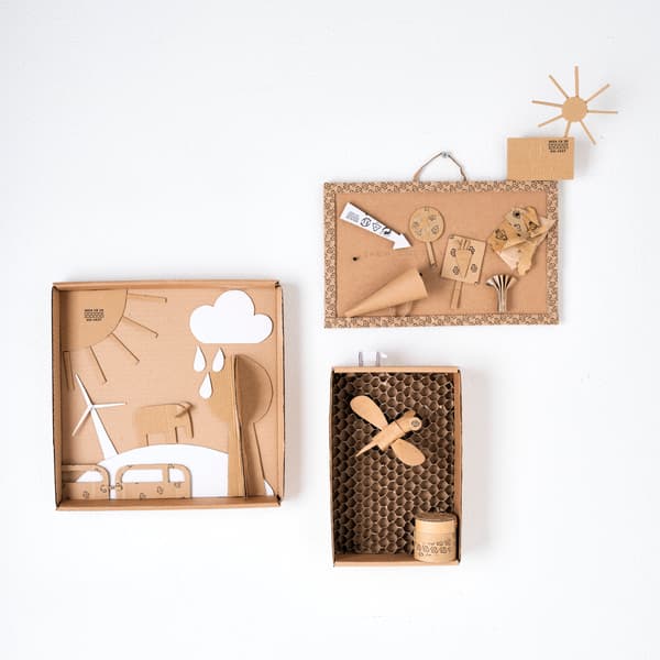  Kreative Bastelarbeiten aus Karton mit Umweltthemen wie Solarenergie, Windkraft und Recycling im IKEA Kinderbereich.