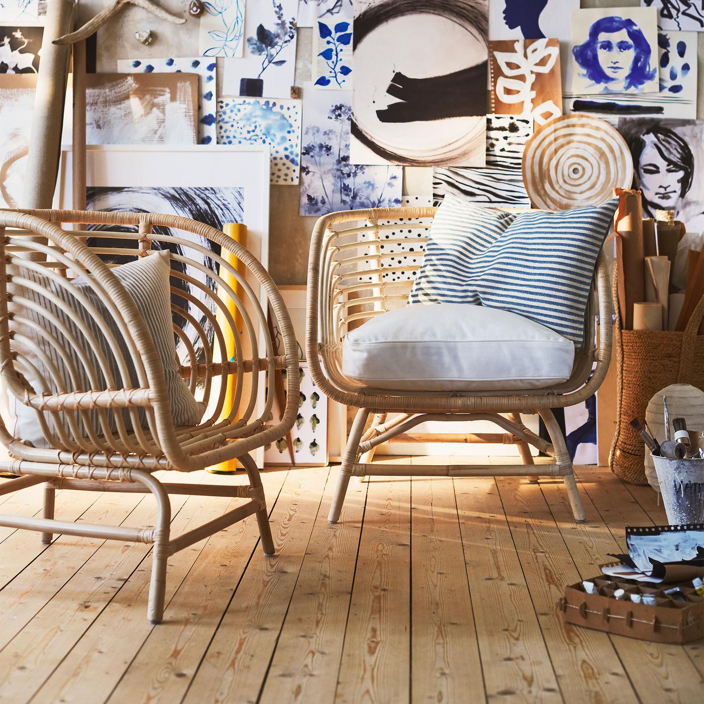 Kreslo BUSKBO z ručne pleteného ratanu má prírodný a eklektický vzhľad vďaka oblému tvaru so širokými a nízkymi nohami.