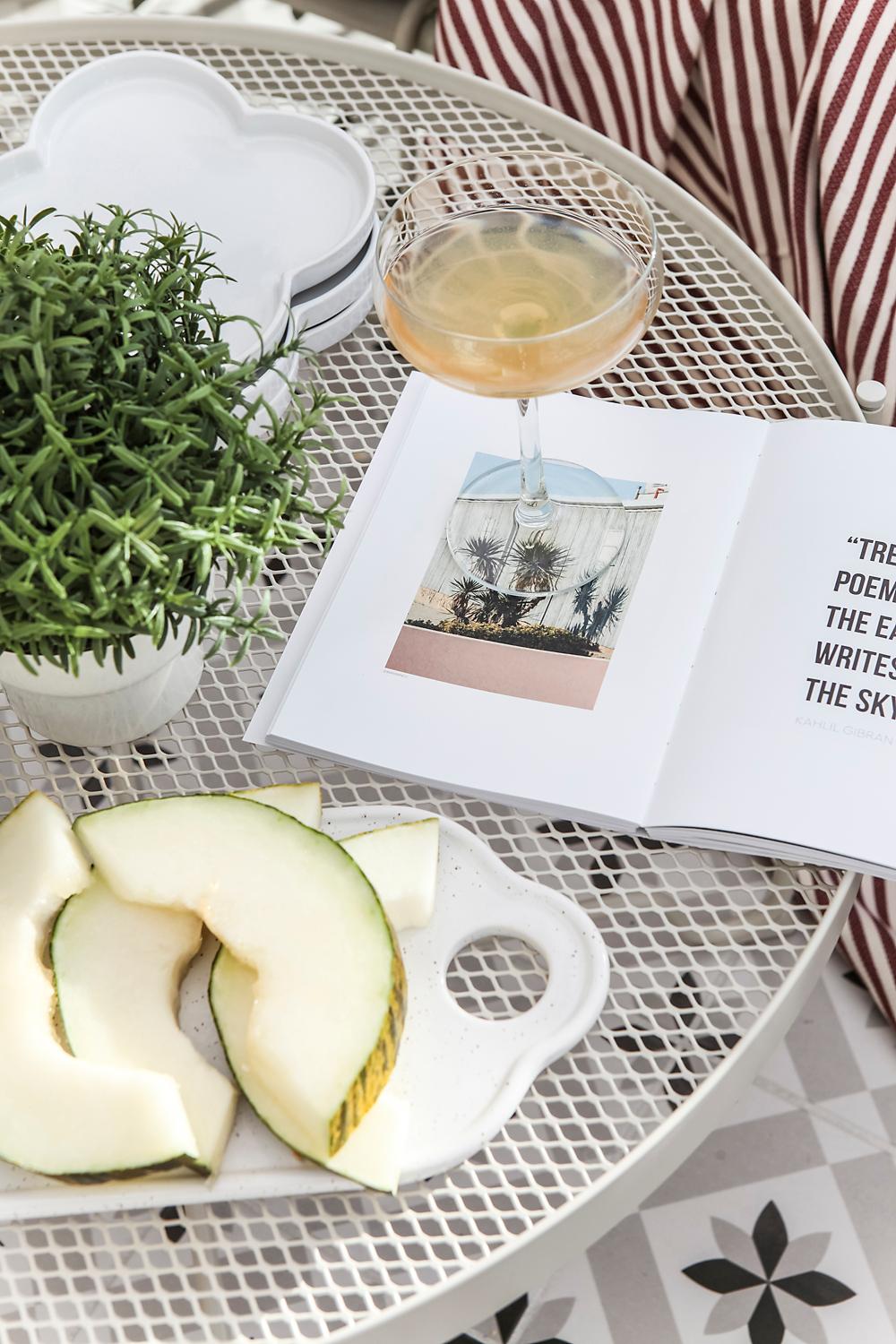 Krokholmen bord med fat med meloner. 