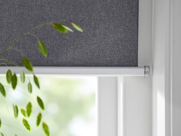 Krupan kadar IKEA smart prozorske roletne, s biljkom u prvom planu.