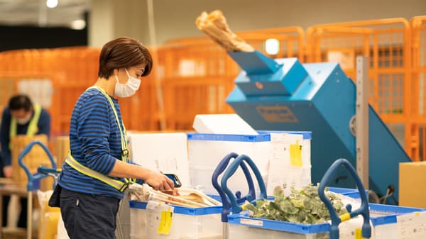 カートの荷物を確認するイケアのコワーカーと仕分けエリア。イケアストアの物流とピッキング作業