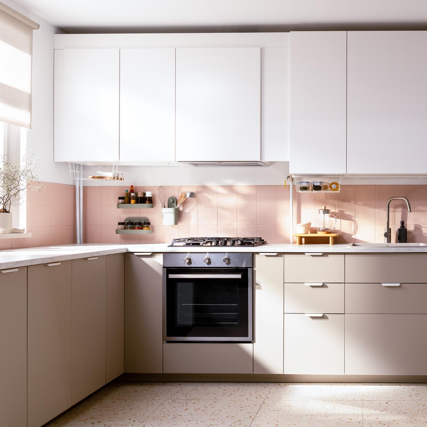 Kuchnia METOD z białymi frontami VOXTORP i beżowymi HAVSTORP.