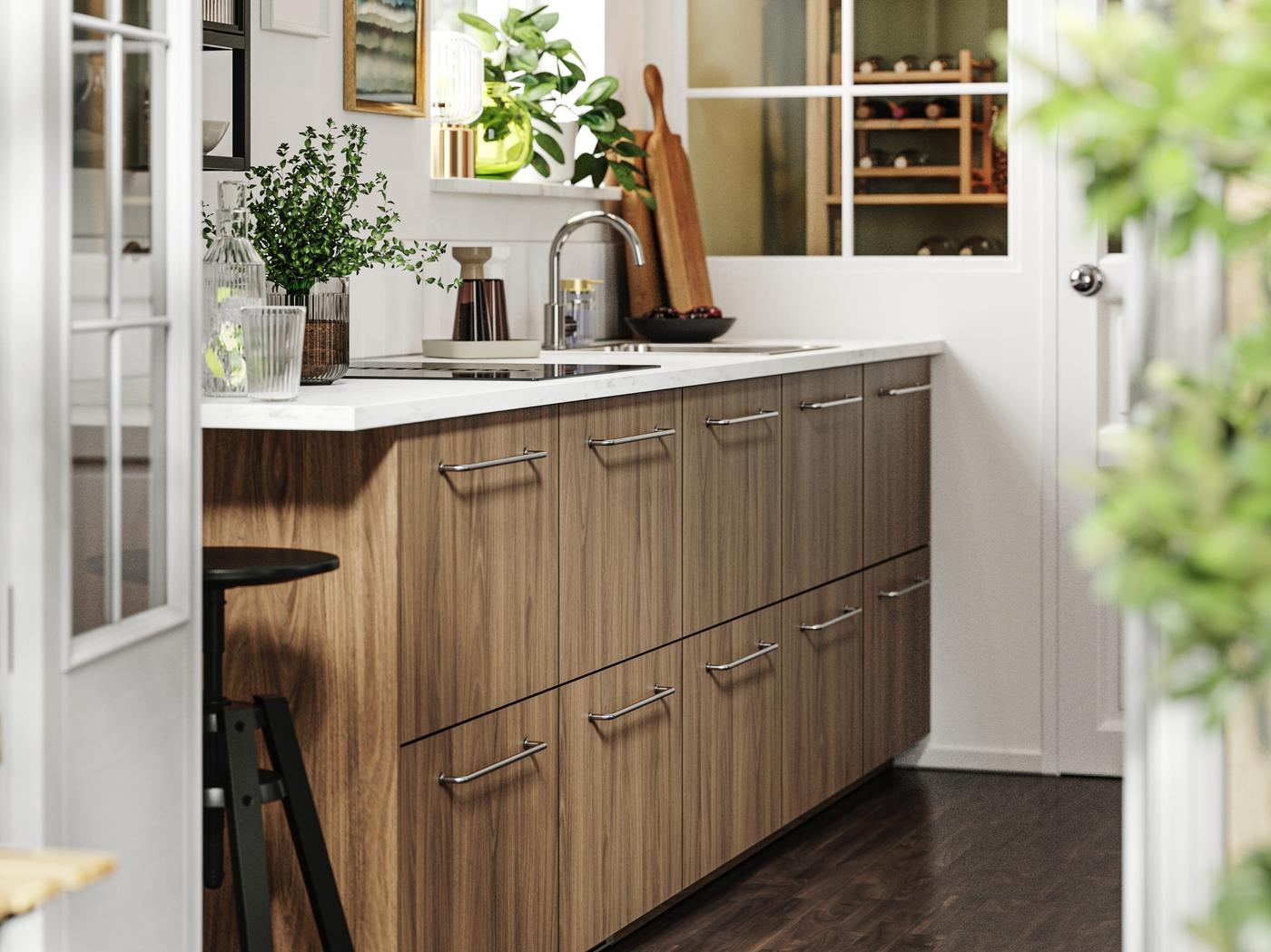 Kuchnia METOD z jesionowymi frontami i białym blatem.