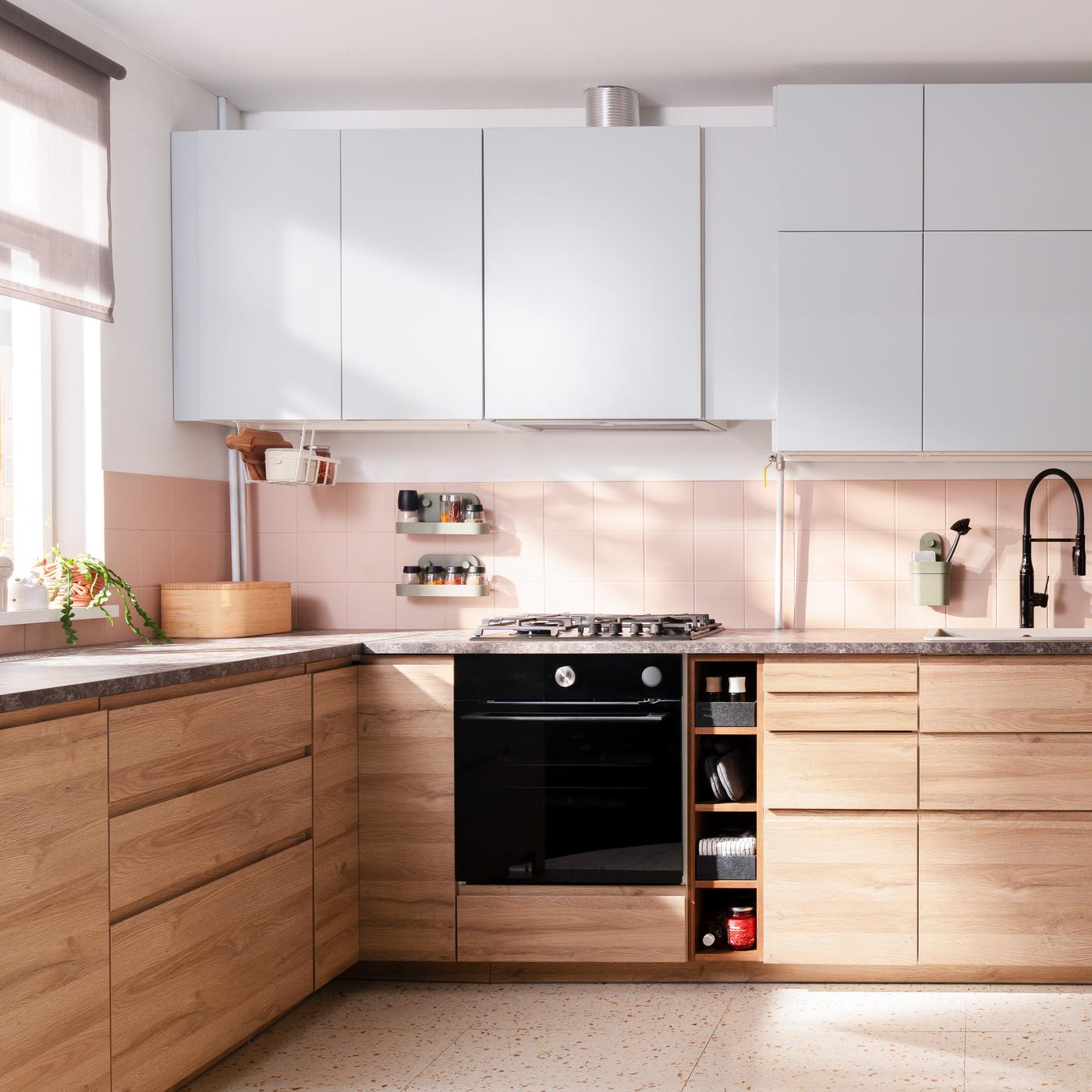 Kuchnia METOD z szarymi i drewnianymi frontami.