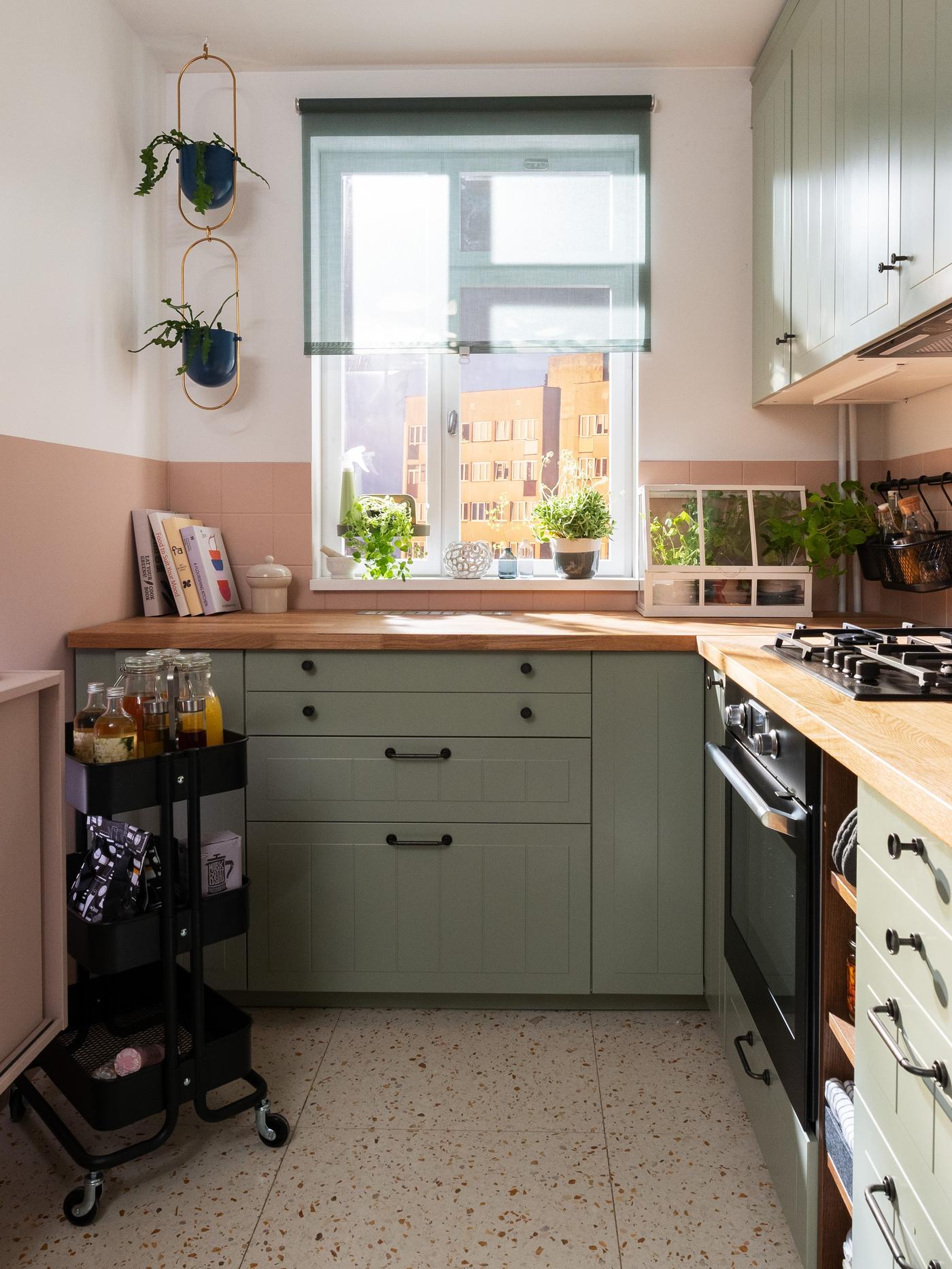 Kuchnia w stylu tradycyjnym o zielonych frontach