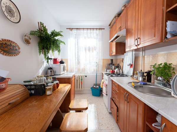 Kuchnia z brązowymi frontami.