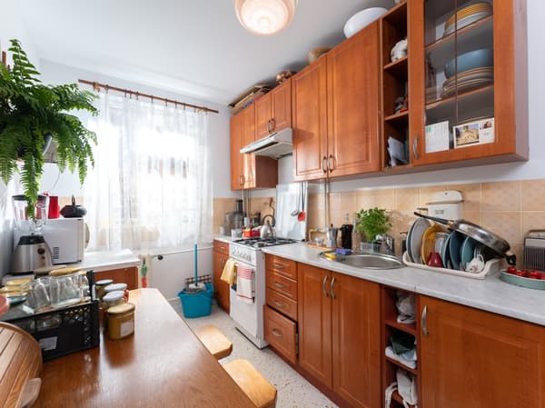 Kuchnia z brązowymi frontami.