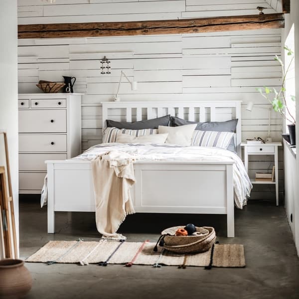 Kuchnia z zielonymi drontami BODARP ze stołem i krzesałmi.