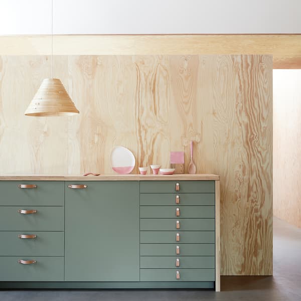 Kuchyňa so zásuvkami a skrinkami s čelami BODARP v matnej sivozelenej úprave.