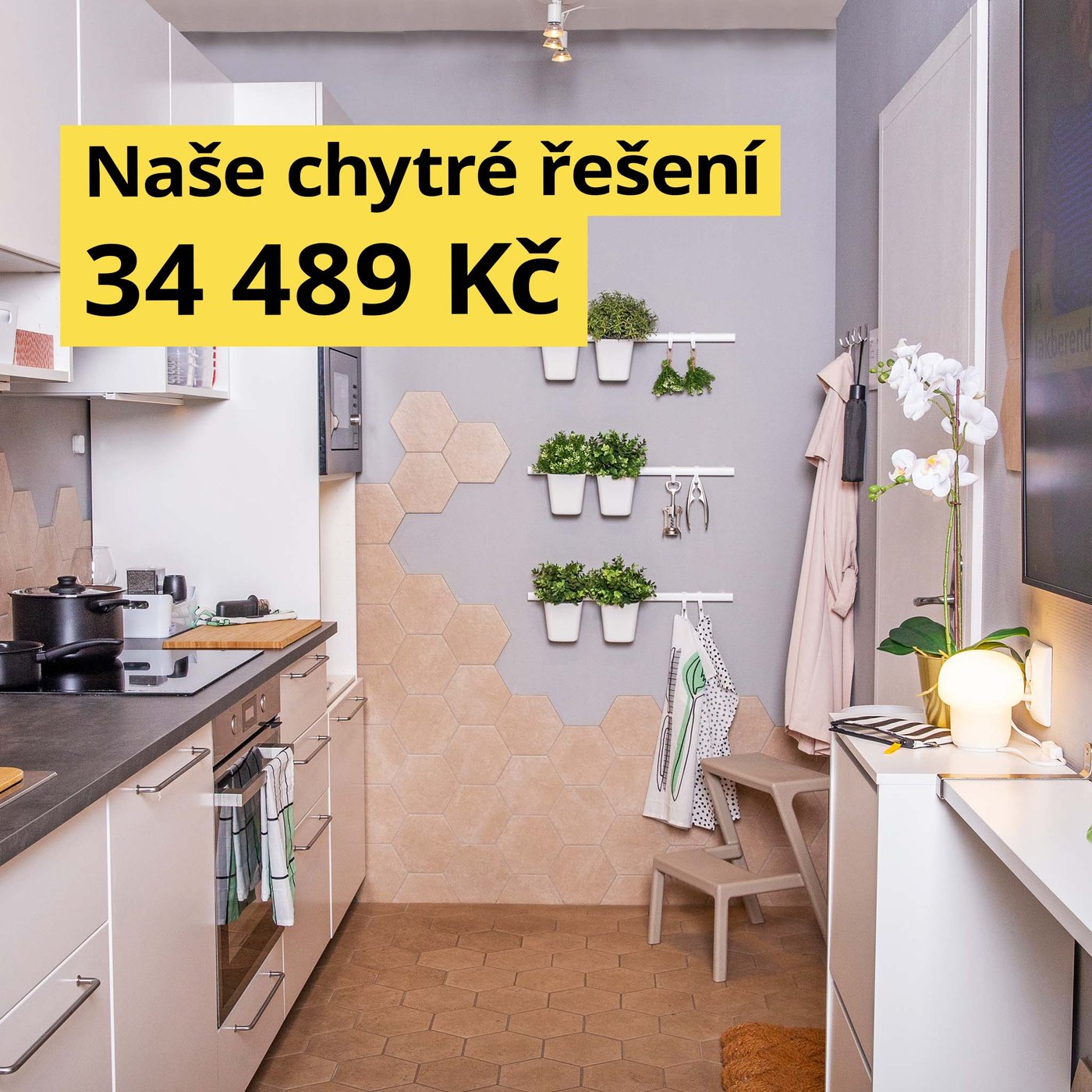 Kuchyňská sestava Knoxhult v bílé barvě se spoustou úložného prostoru a spotřebičů.