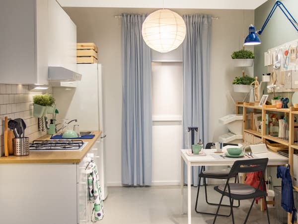 Kuchyňská sestava Knoxhult v bílé barvě se spoustou úložného prostoru a spotřebičů.