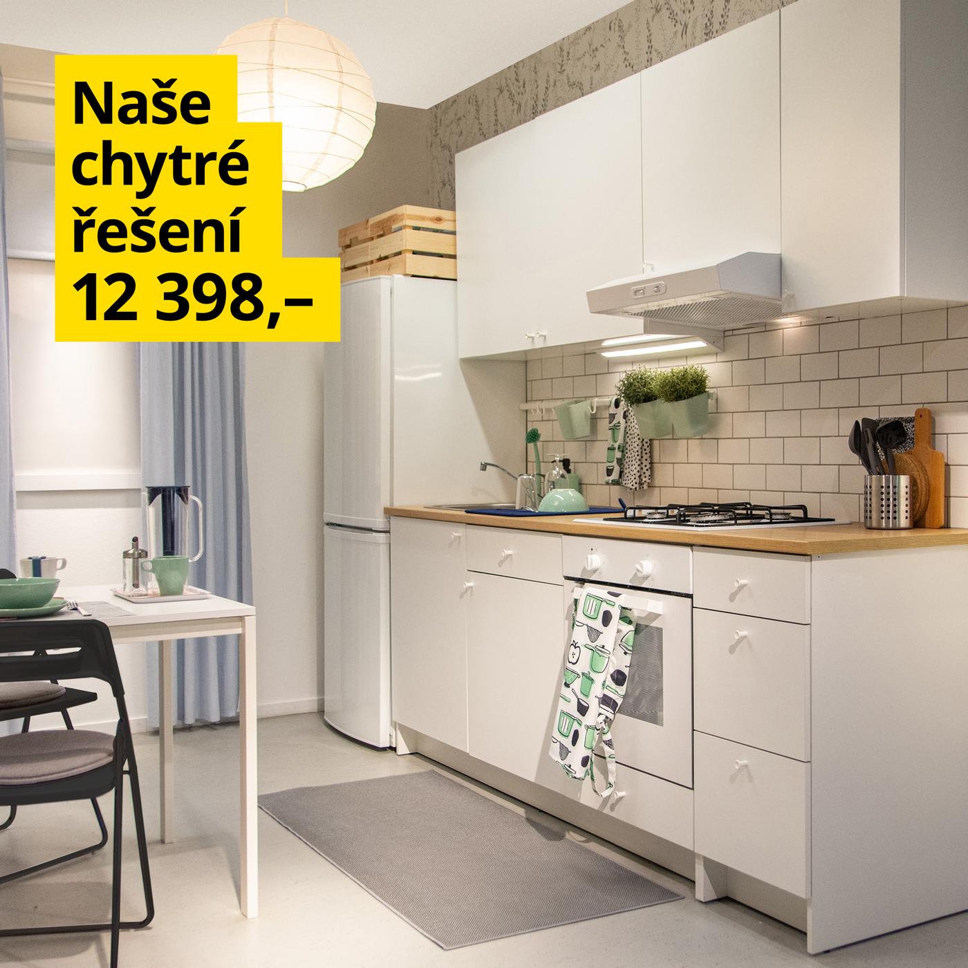 Kuchyňská sestava Knoxhult v bílé barvě se spoustou úložného prostoru a spotřebičů.