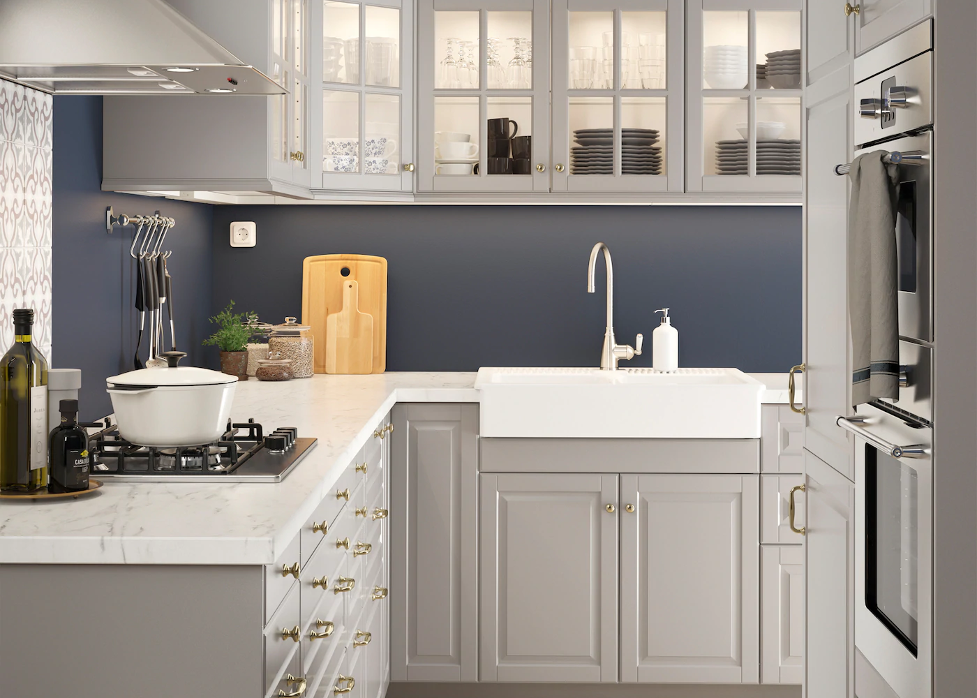 Hellgraue Landhausküche mit Vitrinenschränken IKEA Österreich