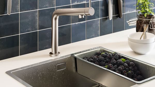 Kühlkette einhalten und Gefrorenes über Durchschlag auftauen für Hygiene beim Kochen.