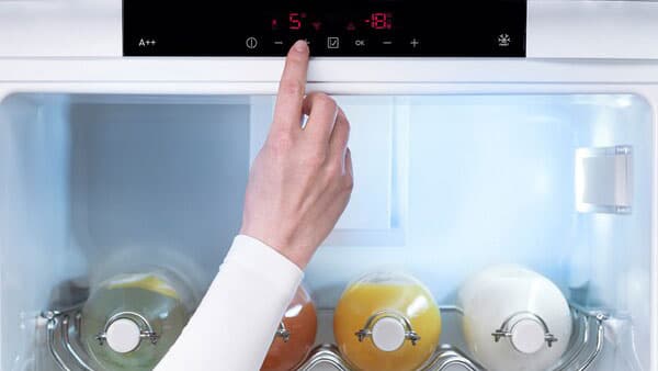 Kühlschrank regelmässig reinigen für Küchenhygiene.
