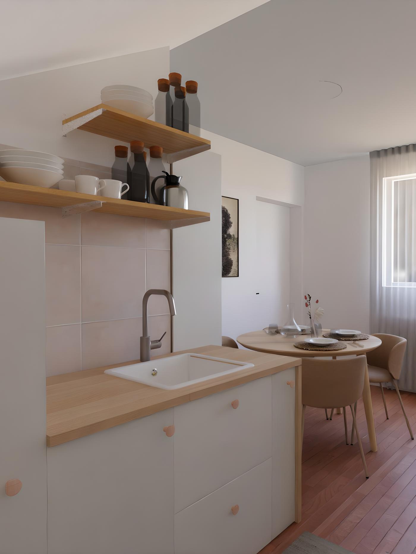 Kuhinja s drvenim elementima i bijelim sudoperom, policama s posuđem i bocama; u pozadini blagovaonica s okruglim stolom, četiri stolice, tanjurima, čašama i vazom s cvijećem te prozorom sa zavjesama.